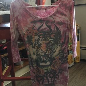 Tight fitted three quarter sleeve tiger shirt